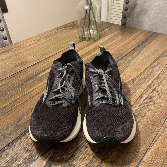 Brooks Women’s Levitate 4 Black White Running Shoes Sneakers Size 10.5 B Active - Picture 5 of 9